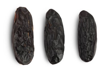 Tonka fasulyesi beyaz arka planda tam derinlikte izole edilmiş. Dipteriks kokulu fasulye. Üst Manzara. Düz yatıyordu.