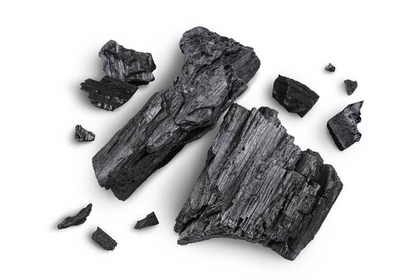 Естественный древесный уголь изолирован на белом фоне с полной глубиной резкости. Вид сверху. Плоский лежал.