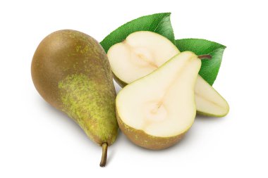 Yeşil konferans armudu tam derinlikte beyaz arkaplanda izole edildi.