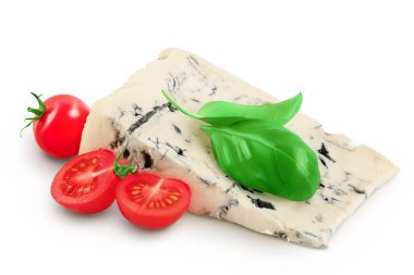 Mavi peynirli gorgonzola, beyaz arka planda tam derinlikte izole edilmiş.