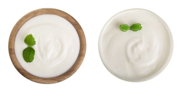 Yogurt Tazón Madera Con Hoja Menta Aislada Sobre Fondo Blanco —  Fotos de Stock