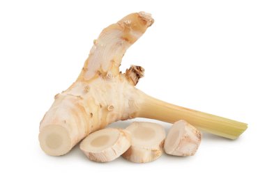 Beyaz arkaplanda tam derinlikte dilimlenmiş taze galangal kökü