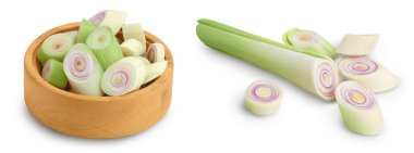 Tahta kasede taze limon otu dilimleri. Beyaz arka planda izole edilmiş, geniş bir alana yayılmış..