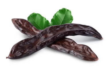 Olgun keçiboynuzu kapsülleri beyaz arka planda izole edilmiş, geniş bir alana sahip.,