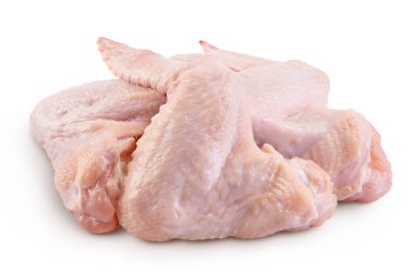 Saf tavuk kanatları beyaz arka planda izole edilmiş, geniş bir alana yayılmış..