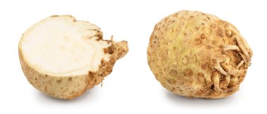 Beyaz arkaplanda yarı izole edilmiş taze kereviz kökü.