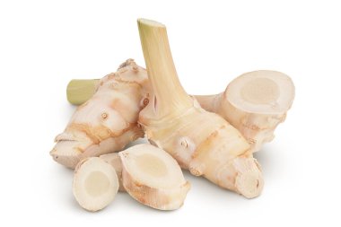 Beyaz arkaplanda tam derinlikte dilimlenmiş taze galangal kökü