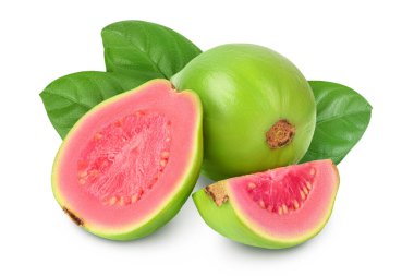 Guava meyve dilimleri beyaz arkaplanda tam derinlikte izole edilmiş.