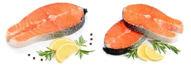 Dilim limon, biberiye ve beyaz arka plan üzerinde izole karabiber kırmızı balık somon.