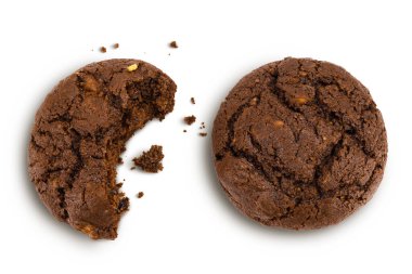 Beyaz arka planda tamamen izole edilmiş çikolatalı kurabiyeler. Üst Manzara. Düz yatıyordu.