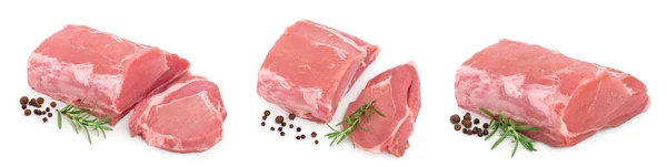 白地にローズマリーとペパーコーンを単離した生の豚肉 — ストック写真