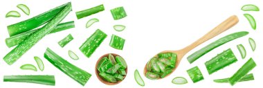 Aloe Vera, beyaz arka planda izole edilmiş kaşıkla dilimlenmiş. Üst Manzara. Metnin için kopyalama alanı olan düz uzan,