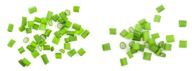 Beyaz arka planda izole edilmiş taze taze soğanlar. en üstteki görünüm.