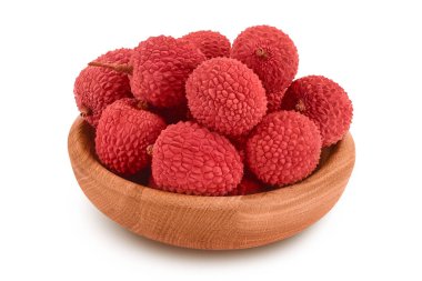 Tahta kasedeki liçi meyvesi beyaz arka planda izole edilmiş, geniş bir alana yayılmış..