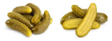 Terbiye edilmiş salatalık turşusu beyaz arka planda ve tam derinlikte izole edilmiş..