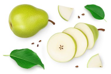 Beyaz arka planda dilimlenmiş yeşil armut meyvesi. Üst Manzara. Düz yatıyordu.