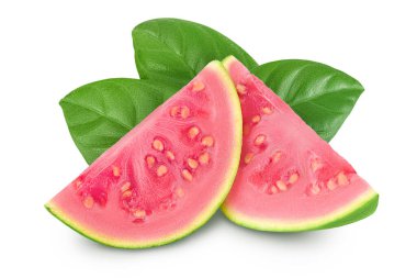 Guava meyve dilimleri beyaz arkaplanda tam derinlikte izole edilmiş.
