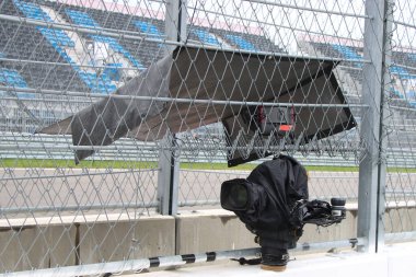 TV kamerası yarış pistinden canlı yayın yapıyor..