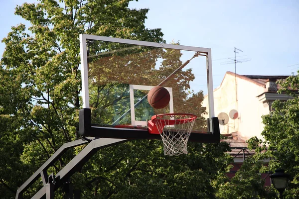 Basketballkorb und Ball im Freien. Selektiver Fokus. — Stockfoto