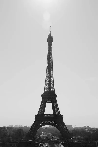 Siyah beyaz Eyfel Kulesi. Paris, Fransa.