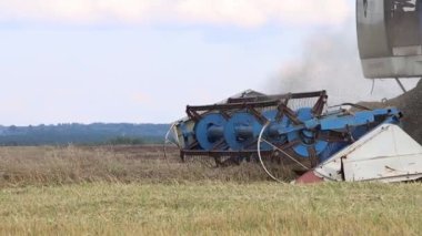 Hasat, tarladaki çiftçiyle birleşiyor..