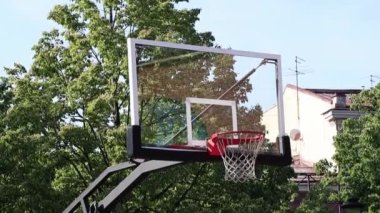 Gençler basketbol oynar. Şehir parkında spor aktivitesi kavramı.