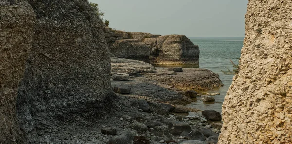 Deniz kıyısındaki kayalıklar