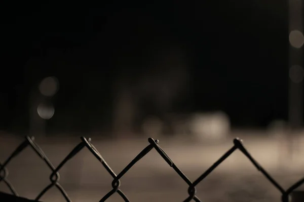 Sonbaharda gece zincirli tel örgü