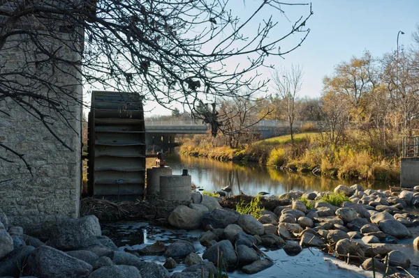 Mühle Mit Wasserrad Neben Einem Bach — Stockfoto