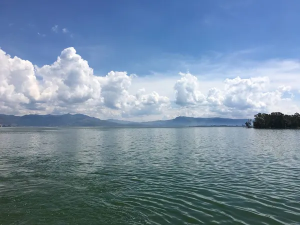 Pemandangan Indah Dengan Danau — Stok Foto