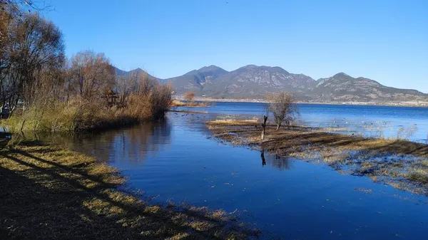 Pemandangan Indah Dengan Danau Dan Pegunungan — Stok Foto