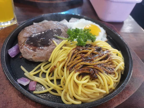 spaghetti with meat and vegetables