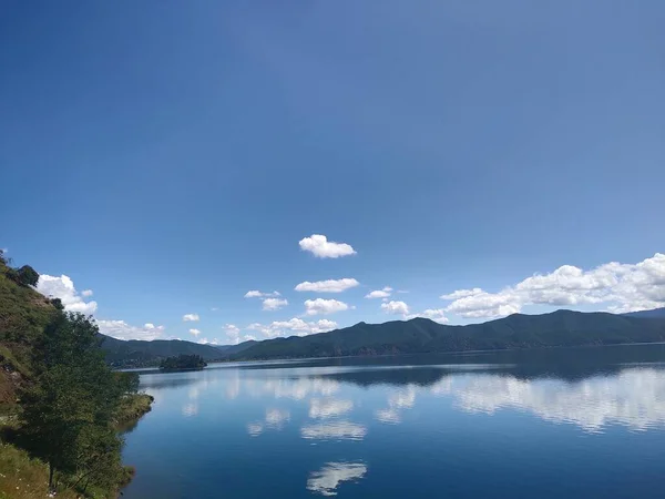 Pemandangan Indah Dengan Danau Dan Pegunungan — Stok Foto