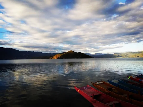 Pemandangan Indah Danau Pegunungan — Stok Foto