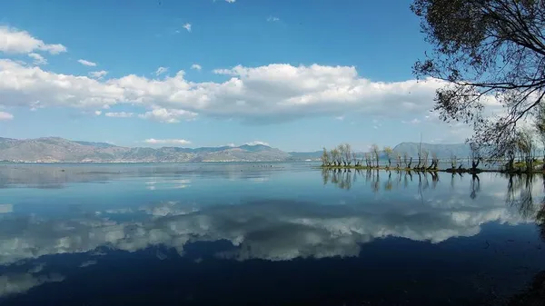 Pemandangan Indah Dengan Danau Dan Pegunungan — Stok Foto