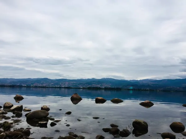 Pemandangan Indah Dengan Danau Dan Pegunungan — Stok Foto