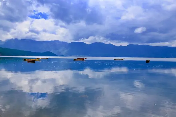 Pemandangan Indah Dengan Danau Dan Pegunungan — Stok Foto