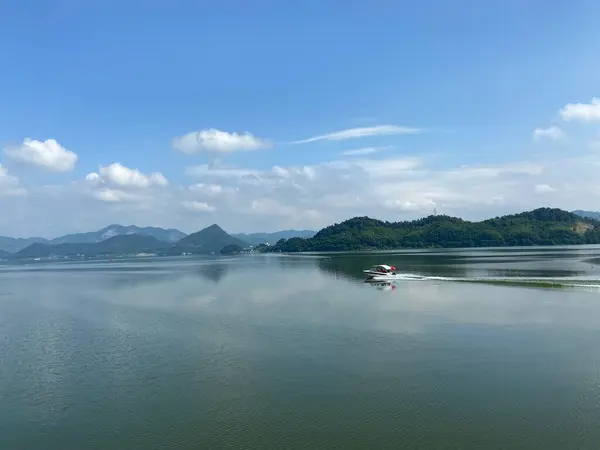 Pemandangan Indah Danau Pagi Hari — Stok Foto