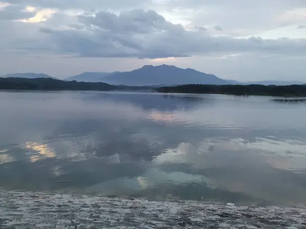 Pemandangan Indah Dengan Danau Dan Pegunungan — Stok Foto