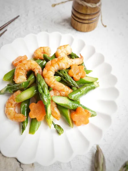 shrimp salad with shrimps and vegetables