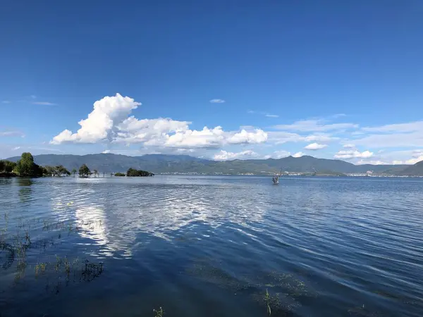 Pemandangan Indah Dengan Danau Alam — Stok Foto