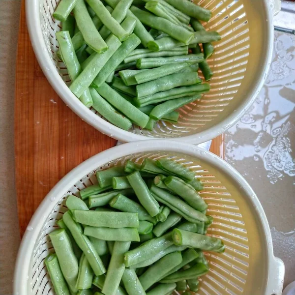 green beans in a bowl on a wooden table