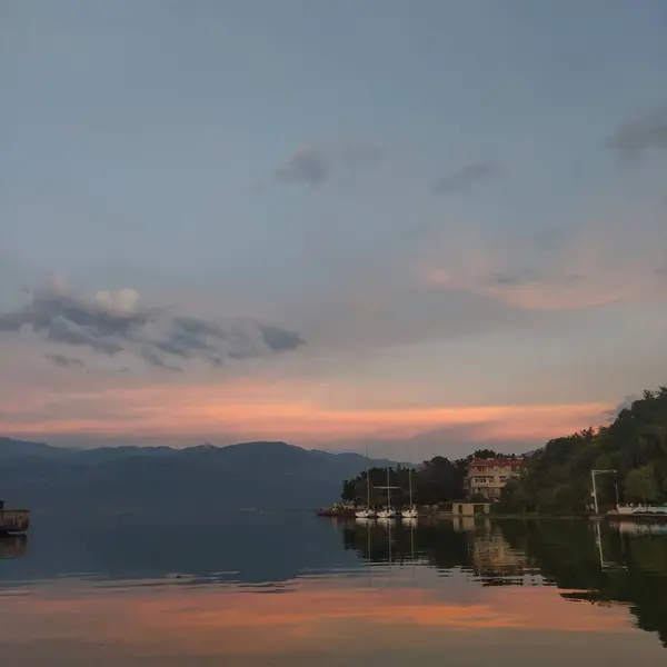 Matahari Terbenam Yang Indah Atas Danau Latar Belakang Alam — Stok Foto