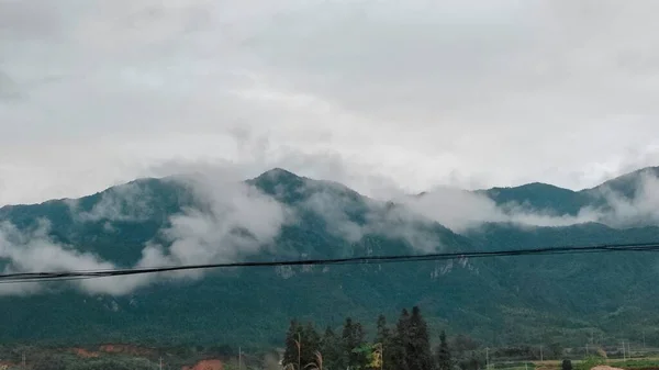 Hermoso Paisaje Con Una Montaña Una Niebla — Foto de Stock