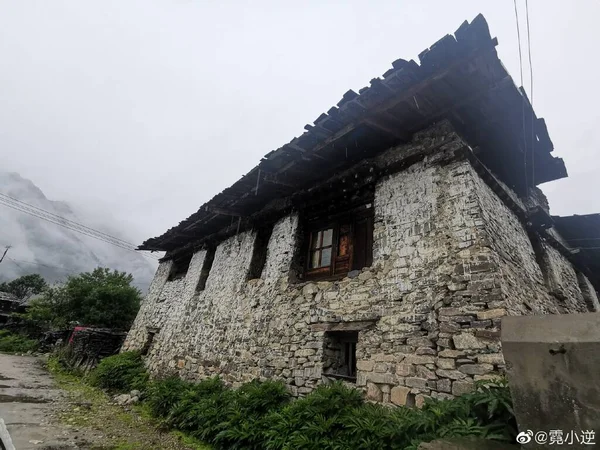 Stock image old house in the mountains