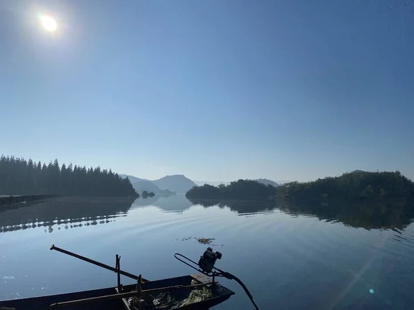 Pemandangan Indah Dengan Danau Latar Belakang — Stok Foto