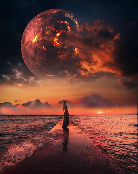 Beautiful Girl Moon Sunset Stok Foto Bebas Royalti