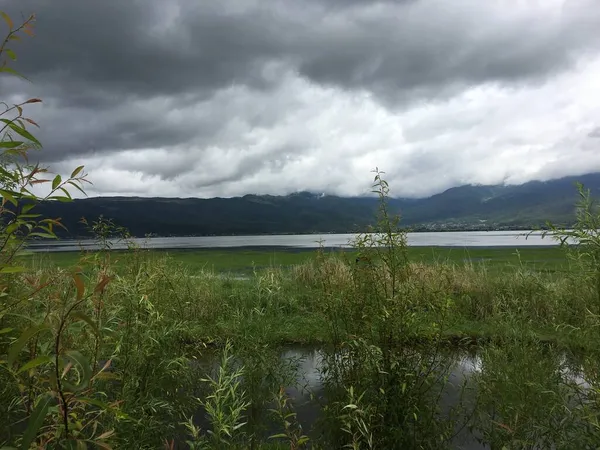 Pemandangan Indah Dengan Danau — Stok Foto