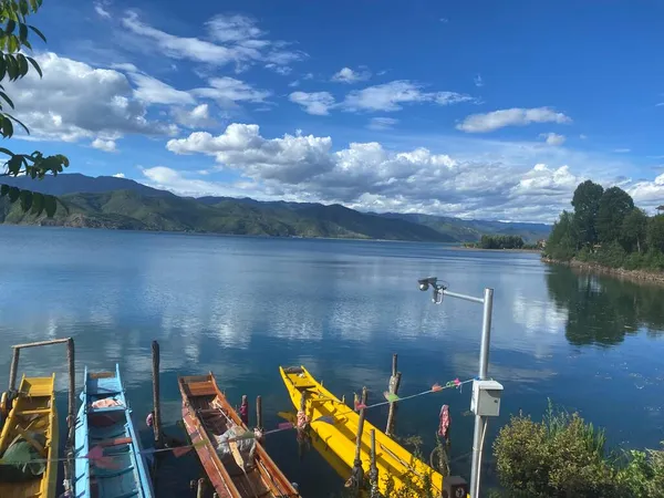 Pemandangan Indah Dengan Danau Latar Belakang — Stok Foto