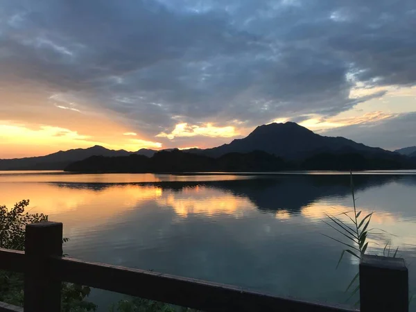 Matahari Terbenam Yang Indah Atas Danau — Stok Foto